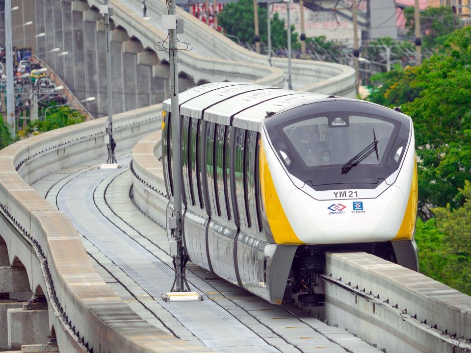 MRT yellow line skytrain at Suan Luang rama IX station